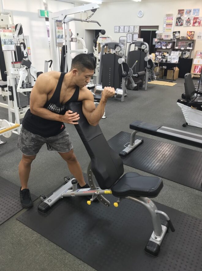 上腕二頭筋の最強種目？ダンベルプリーチャーカールのやり方 | 【公式