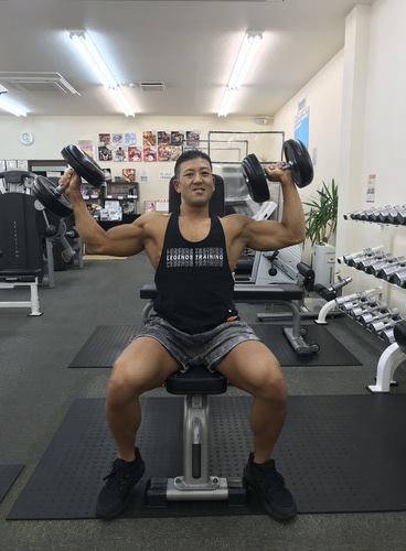 丸く大きい肩を作るダンベルショルダープレスのやり方とコツ | 【公式