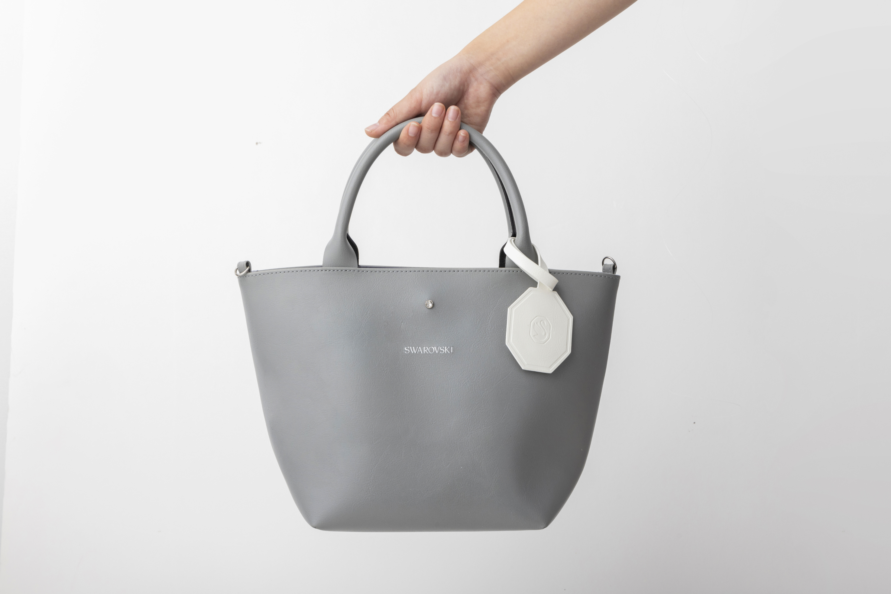 きらりと上品。スワロフスキークリスタル付きのバッグが付録に