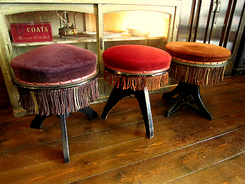 レトロな回転式のピアノ椅子 - [Sold Out]過去の販売商品