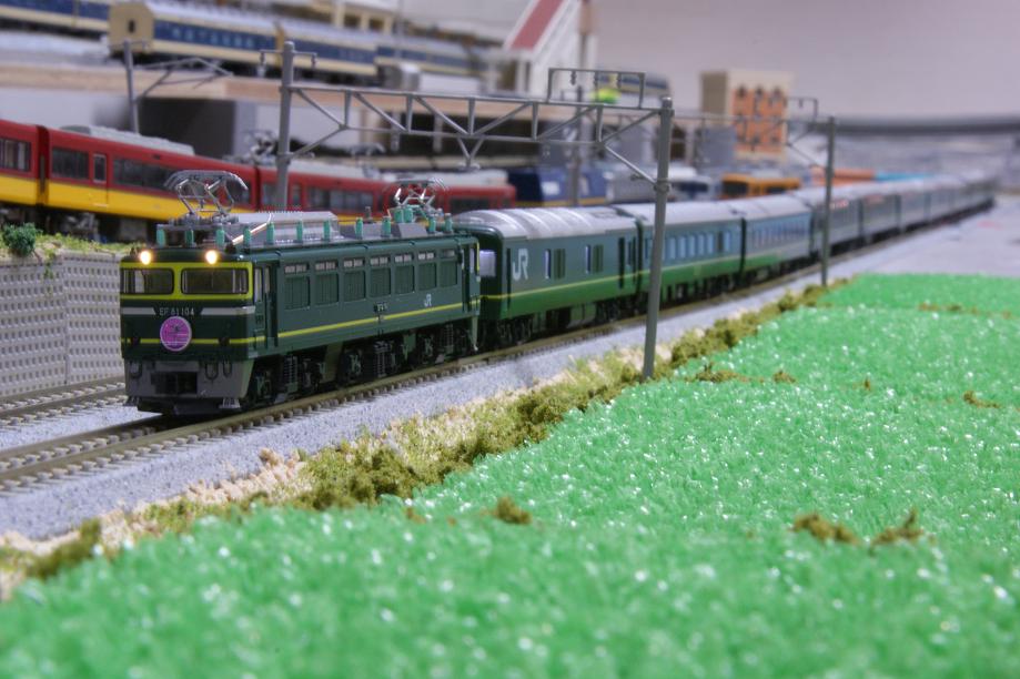 KATO 最新動力機関車 EF81 トワイライト色の基盤と夜間走行 - ビスタ