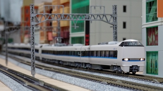 683系「サンダーバード」リニューアル車 フル編成で！ - ビスタ模型