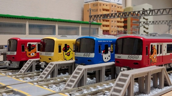 京急600形「コリラックマ＆チャイロイコグマ」 - ビスタ模型鉄道