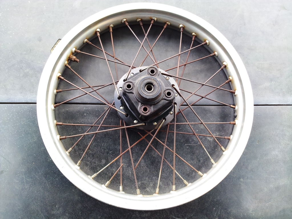 TLR200 リアホイール ハブとアルミリム | クラシックチェッカーの