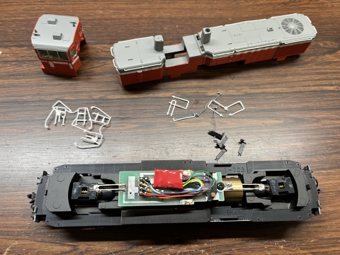 KATO DE10 に SmileSoundDecoderを搭載した（その1） - Web Nucky Blog