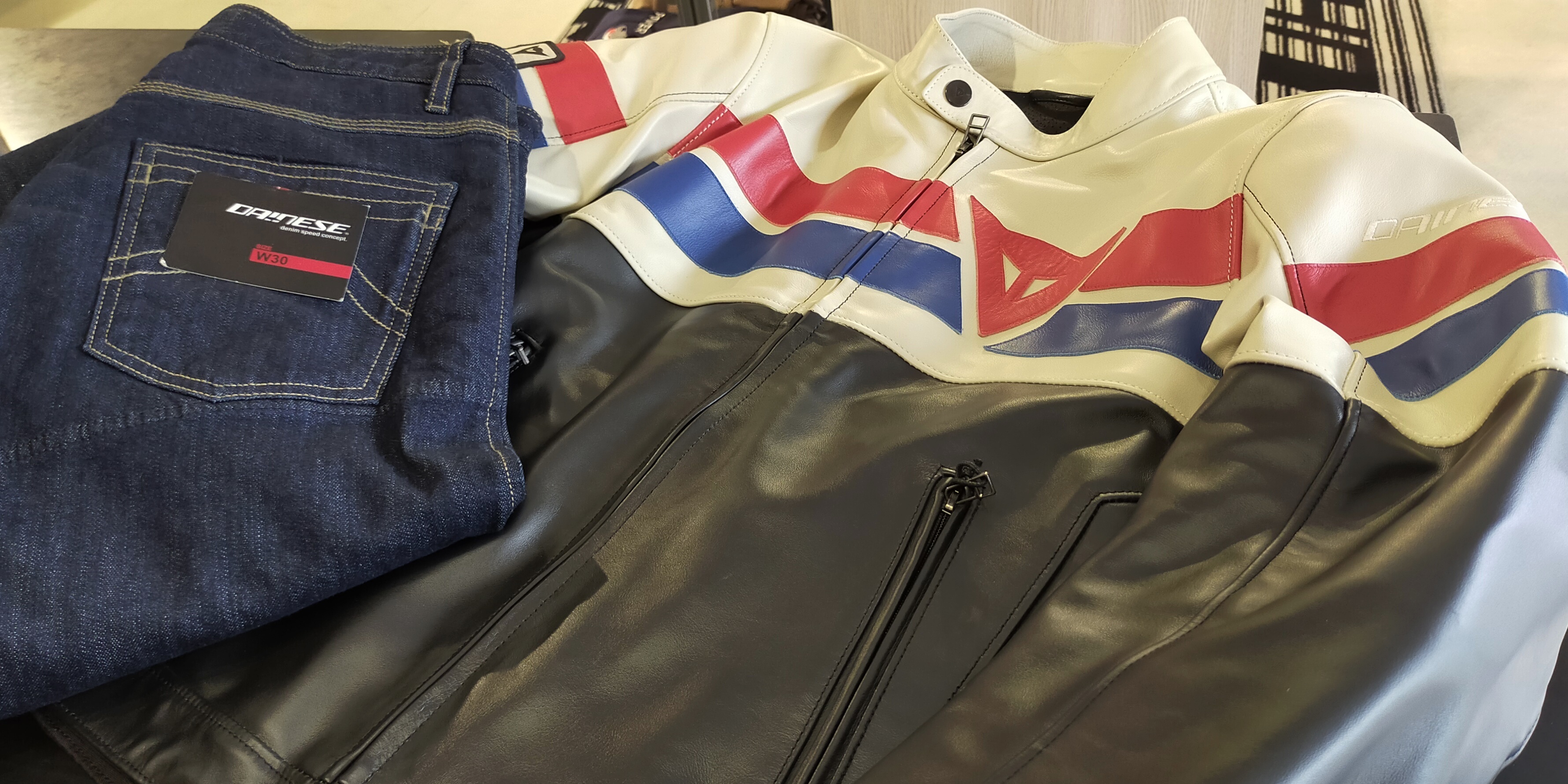 クラッシックなスタイル【8-TRACK LEATHER JACKET】