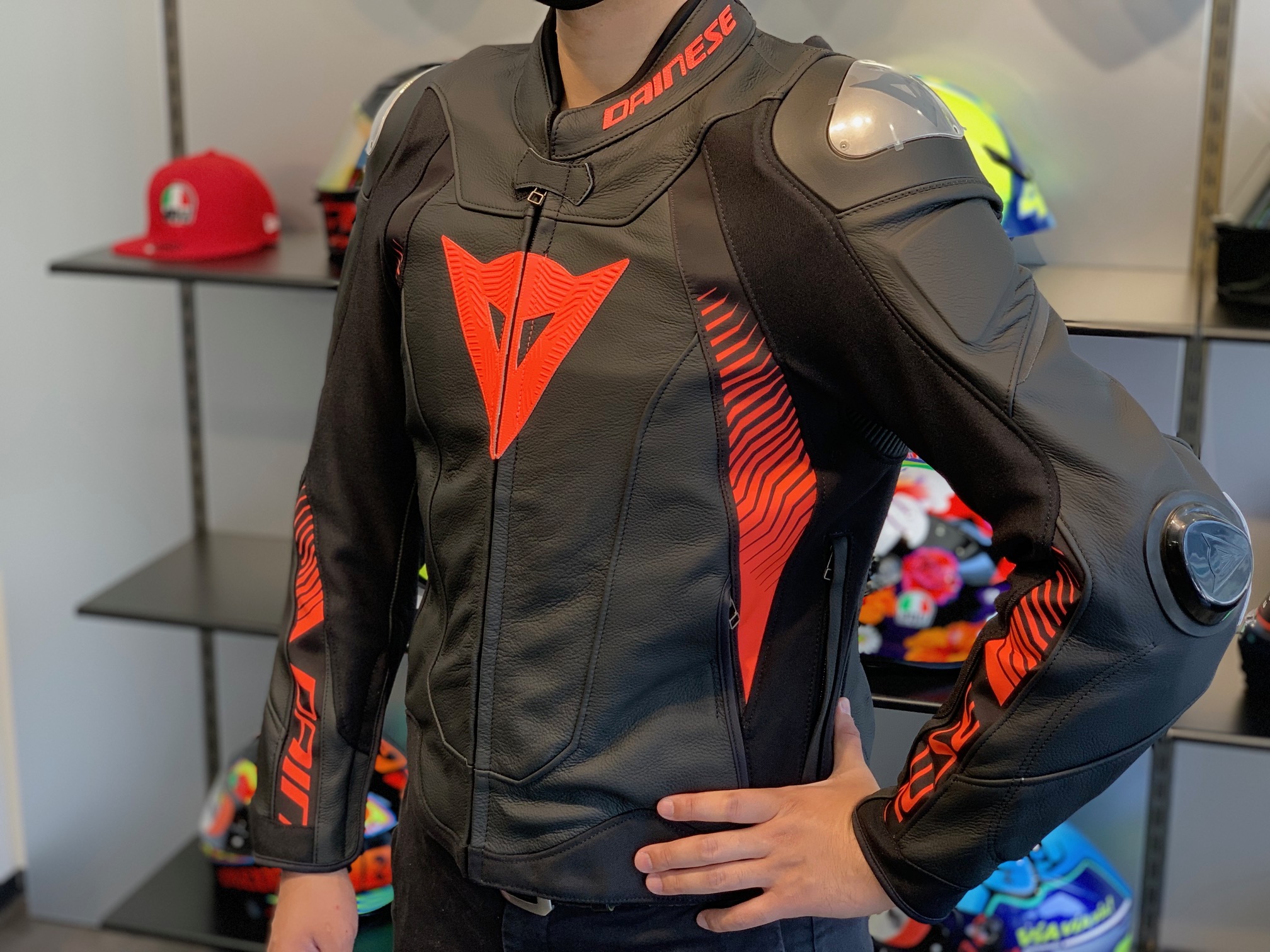 ダイネーゼレッドを基調としたスタッフお勧めのジャケット