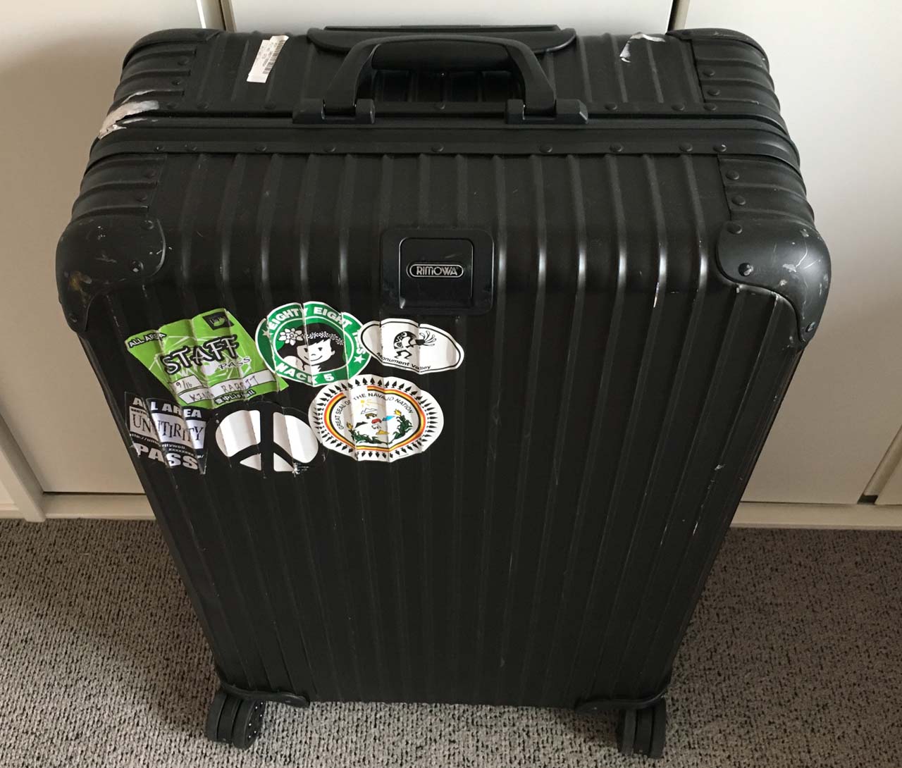 クールな艶消し黒塗装が魅力のRIMOWA TOPAS STEALTH(リモワ トパーズ