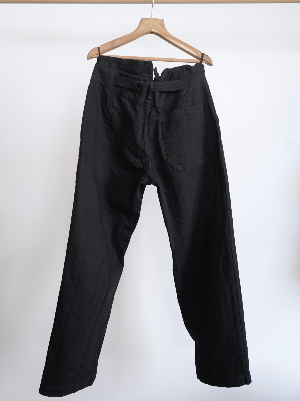 COMOLI」デニムオーバーパンツ