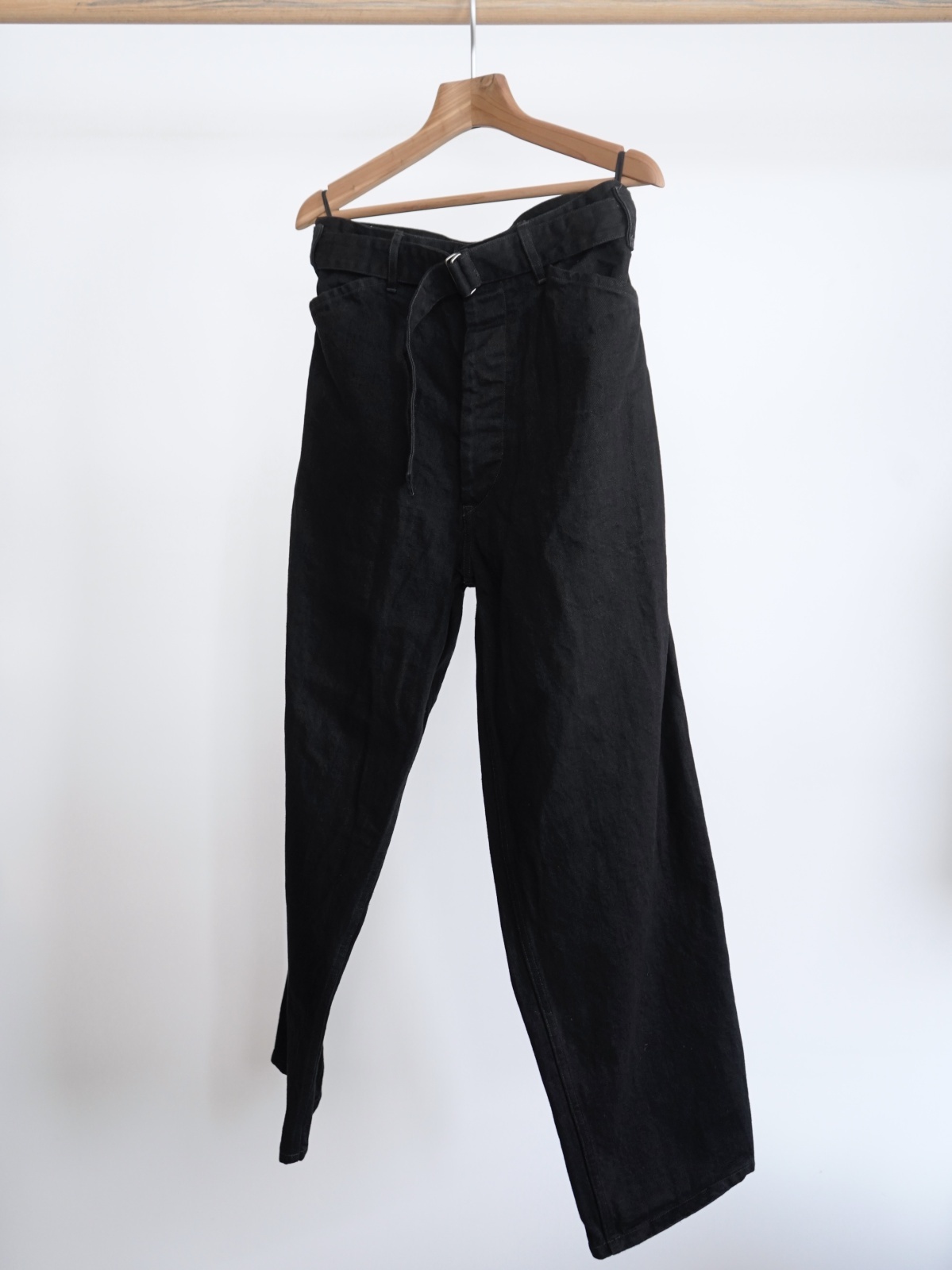 COMOLI」デニム ベルテッドパンツ