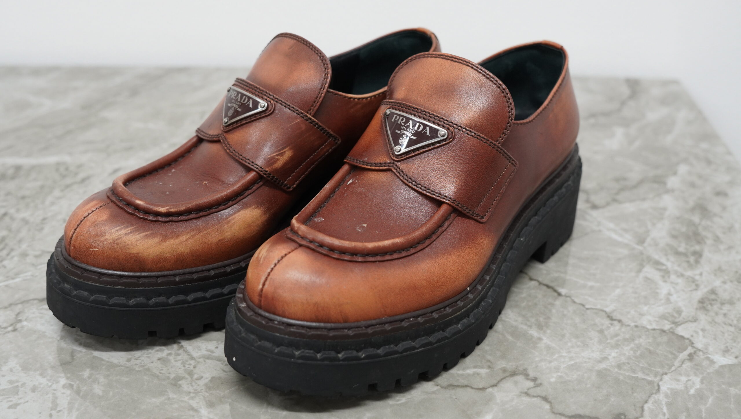 プラダ ローファーの革修理（色補修）【東京都 U様リピート依頼