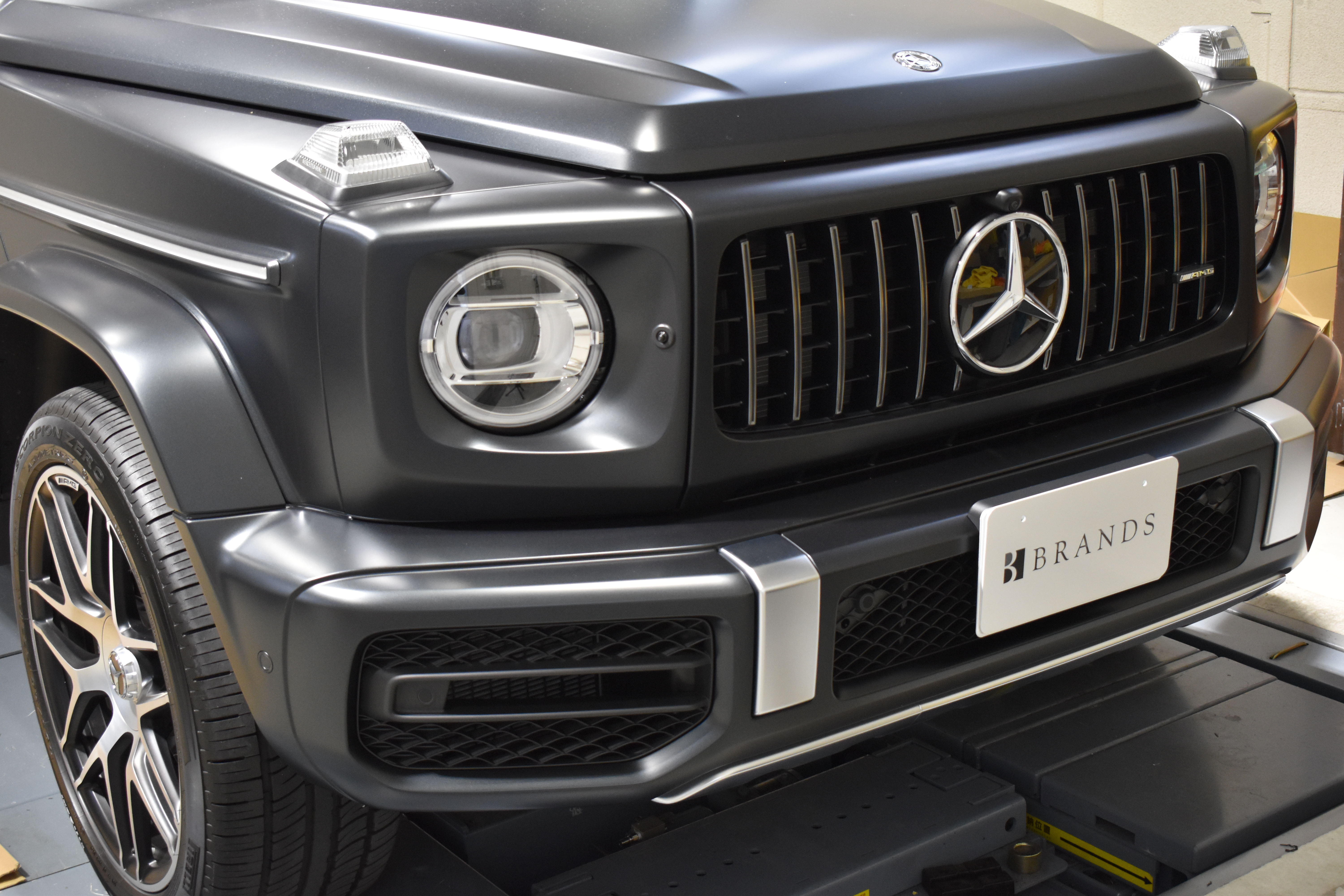 メルセデスベンツGクラスに前後ドラレコ、レーザーレーダー取付作業