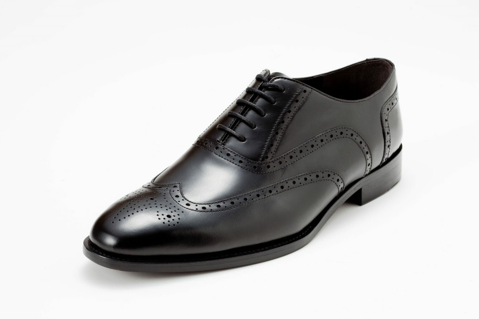 細かに計算された華やかさ」ウィングチップ内羽根式