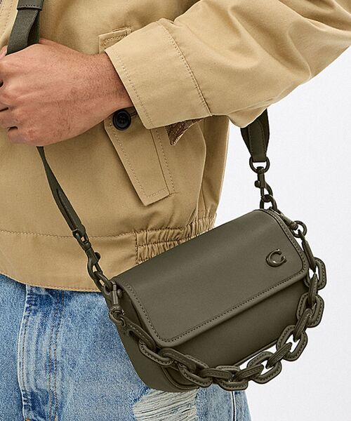 COACH（コーチ）の「チャーター フラップ クロスボディ 18（ショルダー