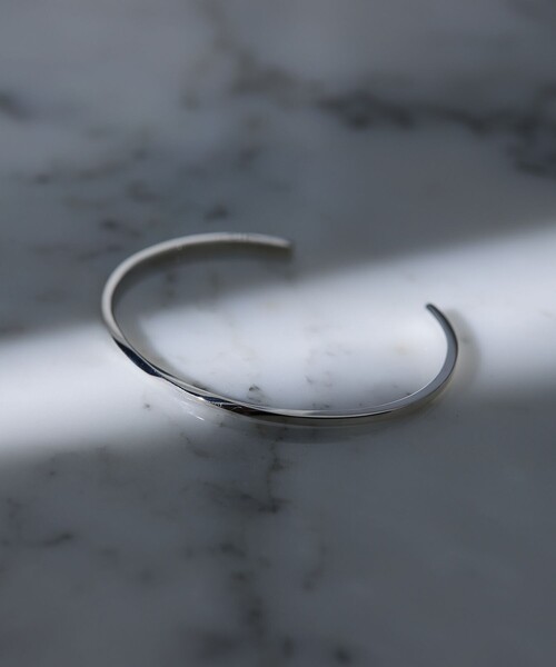 UNITED TOKYO（ユナイテッドトウキョウ）の「シルバーツイストバングル