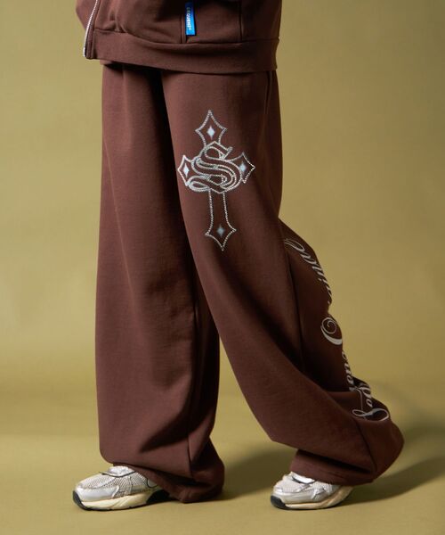 セール】【SEQUENZ（シークエンズ）】CROSS RHINE STONE SWEAT PANTS