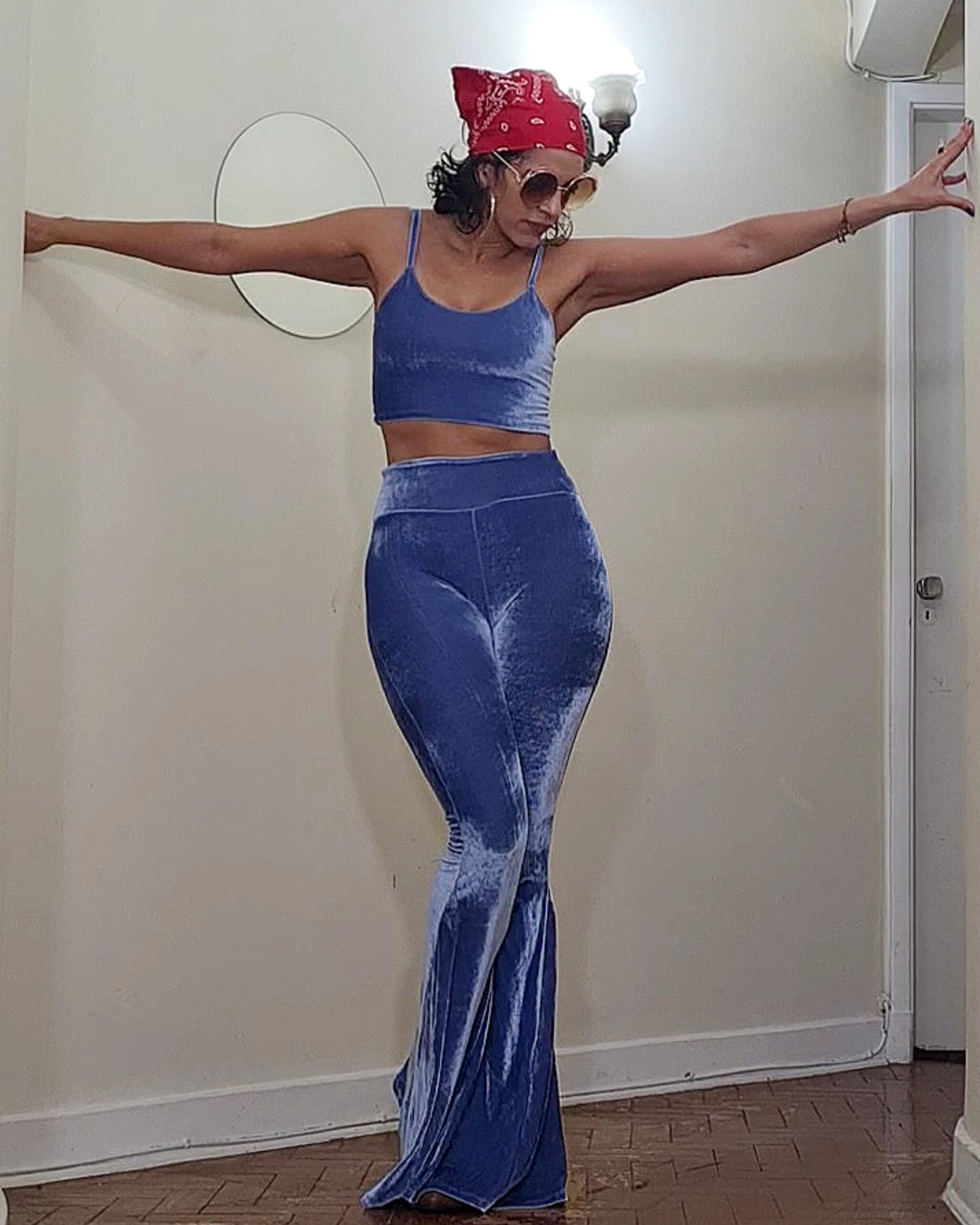 CALÇA JANIS JOPLIN VELUDO AZUL CLARO – boca de sino - Camisaria Tereza