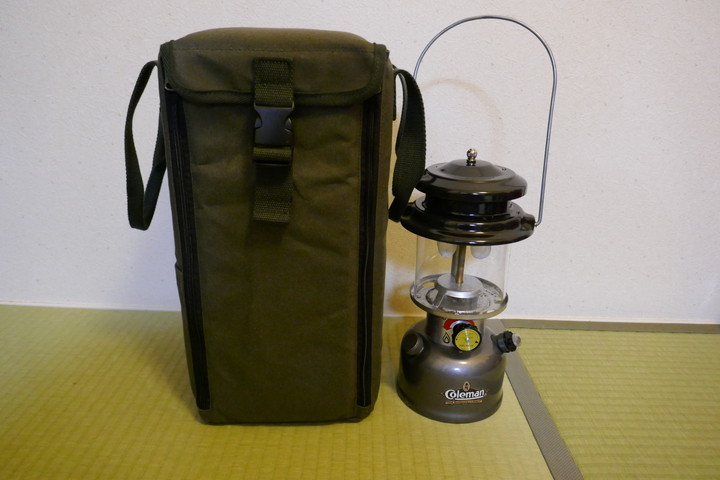 asobito(アソビト）ランタンケースにコールマンのガソリンランタンの