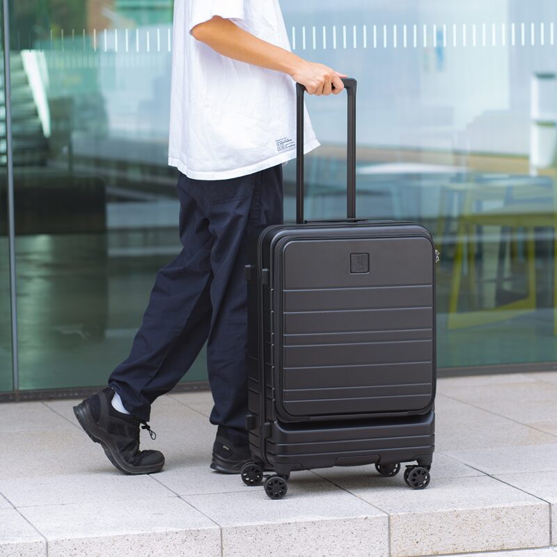 DODからノートPC専用収納付きスーツケース「モナカ・コロコーロ」登場