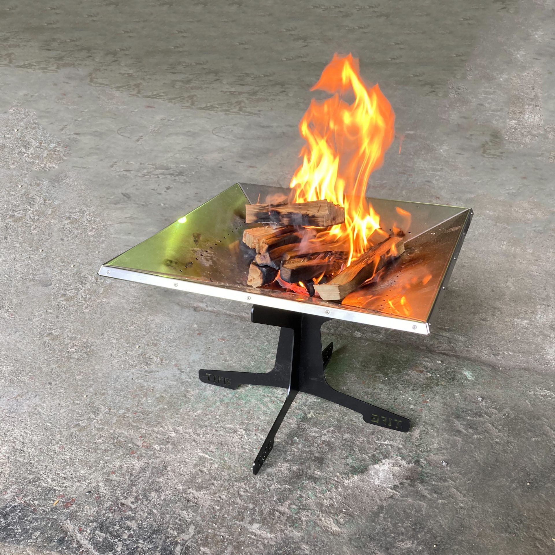 THE IRON FIELD GEARから二次燃焼焚き火台「TAKI BE TREE