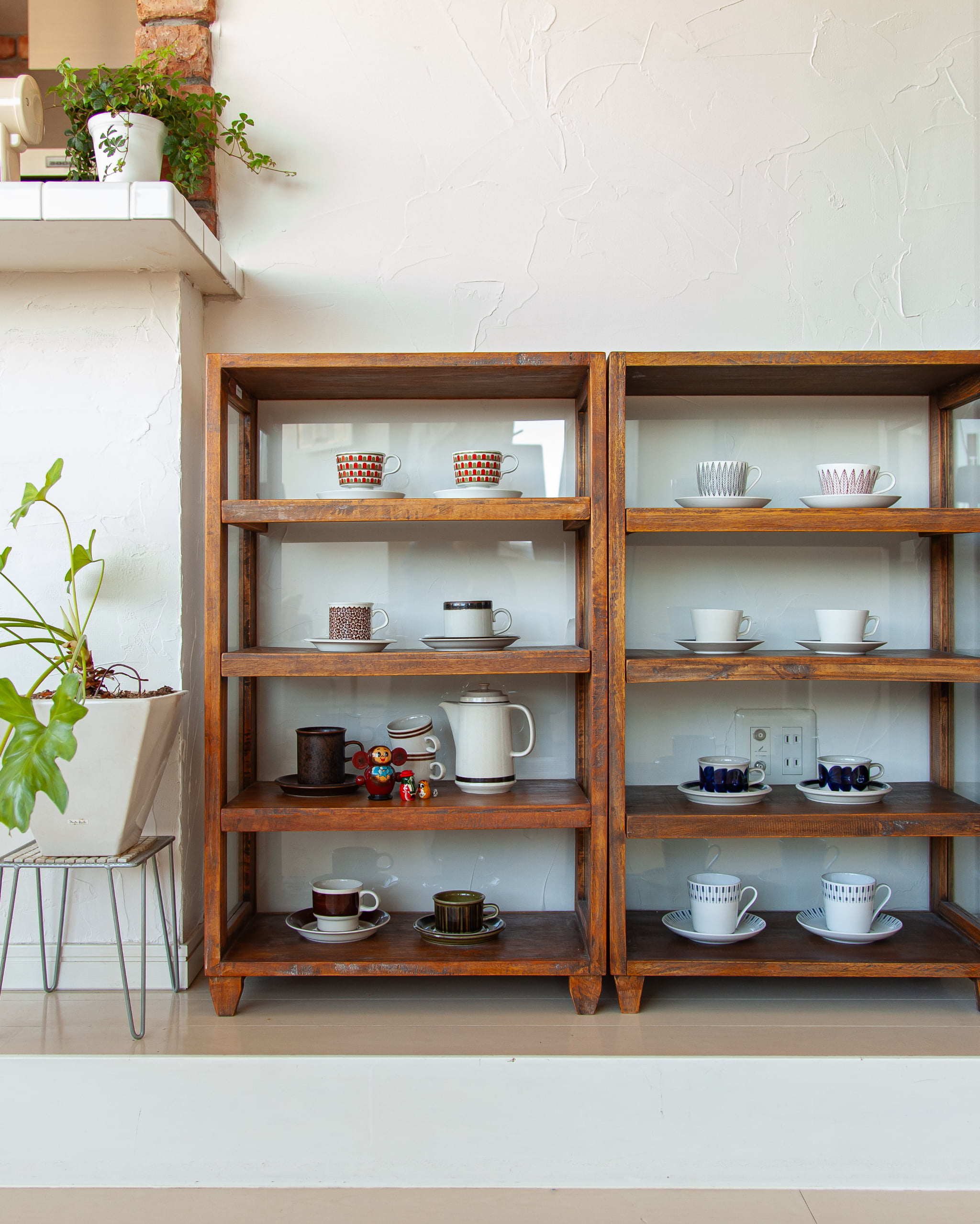 眺めのいいカップの棚、Maduのガラスシェルフ