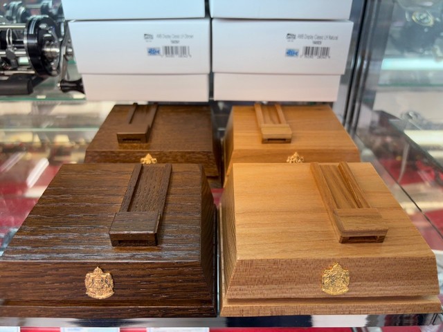 ピュアフィッシングジャパン ABU ウッドディスプレイ ナチュラル 右