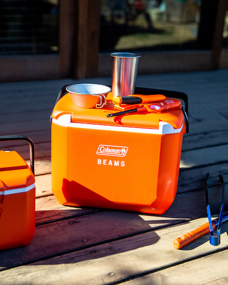 BEAMSのコーポレートカラーであるオレンジをまとった ＜Coleman＞別注