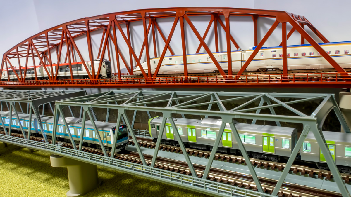 Nゲージ】1畳サイズの多階層 複線高架 立体交差レイアウト【鉄道模型