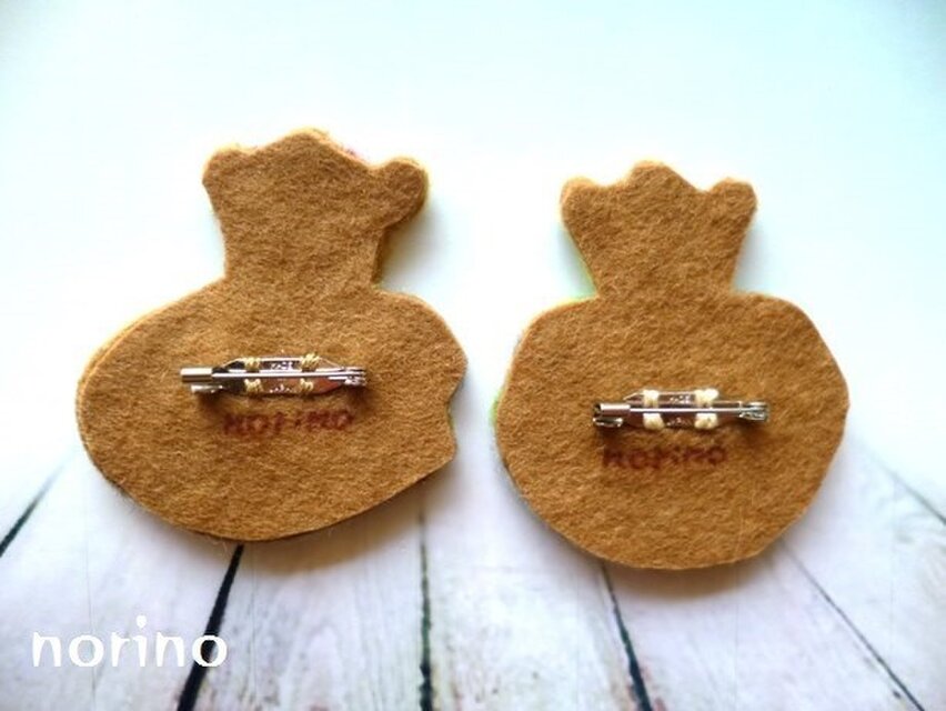 □羊毛フェルトカエルの王様ブローチ2点【Yさまご予約品】 | iichi