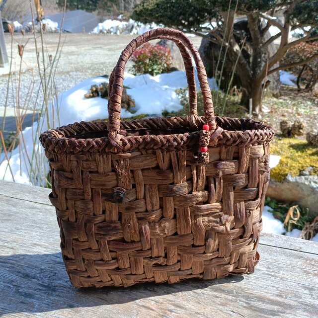 貴重な山葡萄の蔓で編んだ手提げ籠(バッグ) 202402① | iichi 日々の