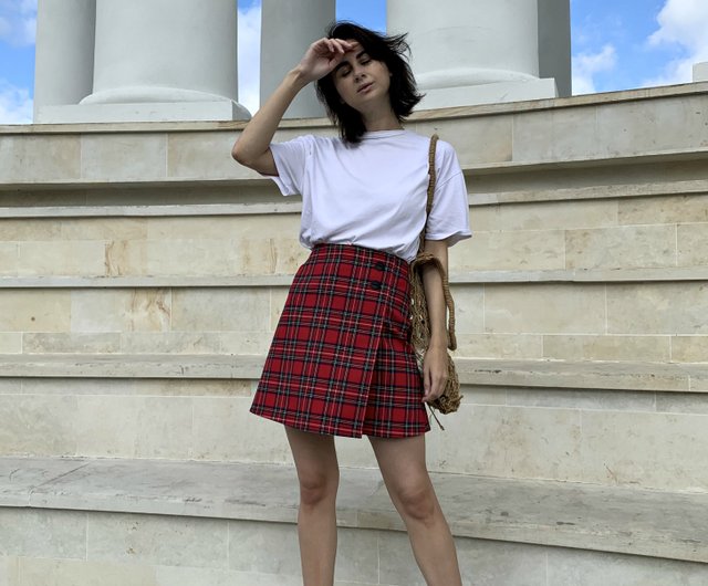 ウクライナ 赤色のタータンチェック柄ミニラップスカート、プレッピー