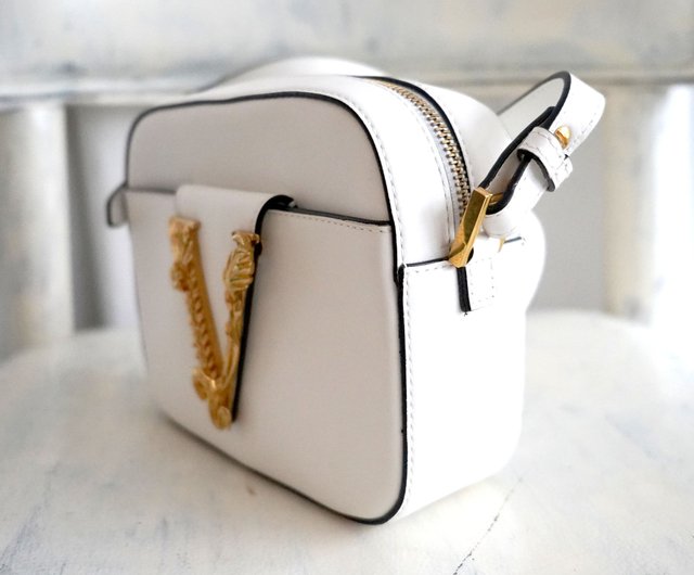 香港 VERSACE 白いレザーのクロスボディバッグと金色のVロゴ Mr.Travel