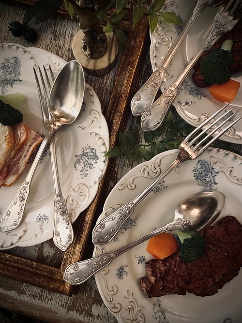 フランスのアールヌーボー様式のシルバーメッキデイジーレリーフ