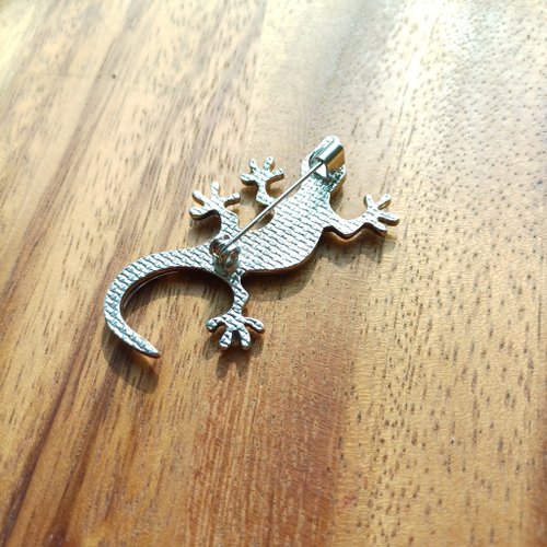 送料無料】韓国 トカゲ ブローチ April jewelry - Pinkoi