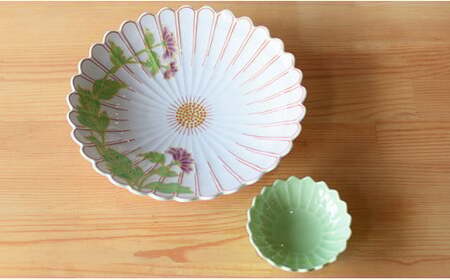 花添え菊盛り皿と若緑色小皿セット お正月などハレの日も活躍！ 有田焼