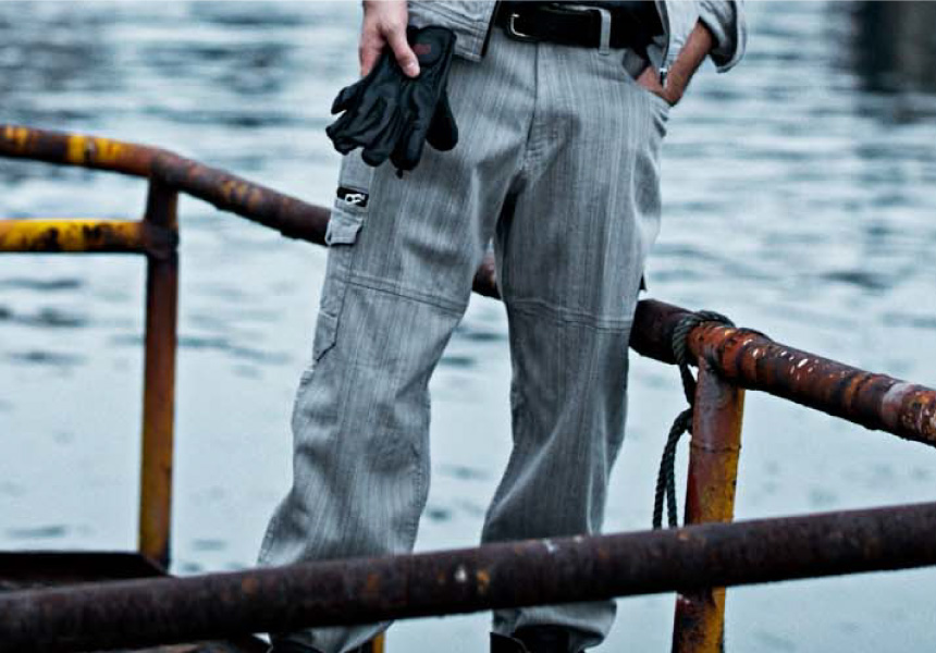 AUTHEN サス付きワイドパンツ コットン製 AUTHEN サス付きワイドパンツ