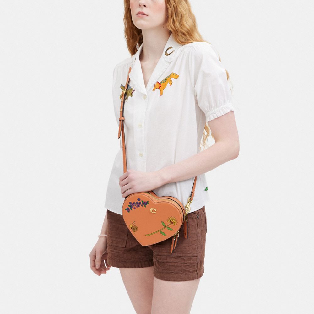 公式】COACH – コーチ | 【COACH X OBSERVED BY US】ハート クロスボディ