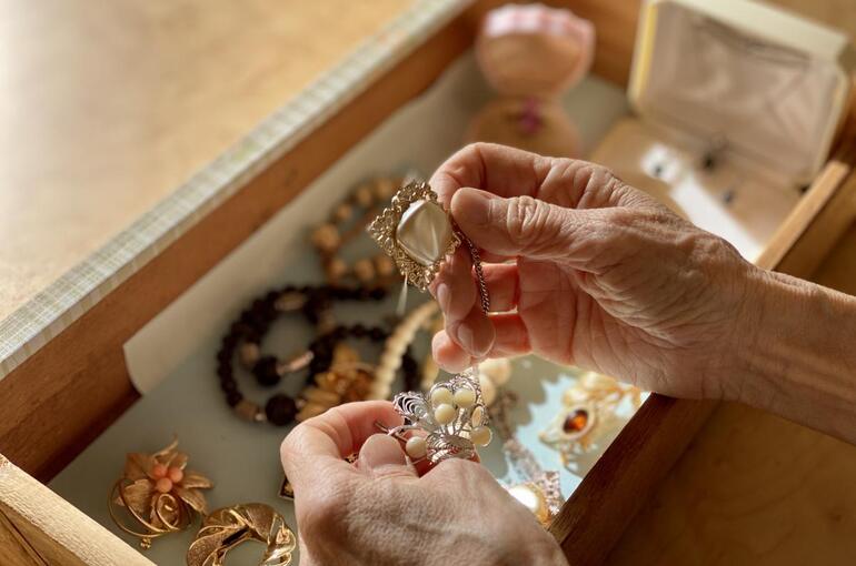 遺品整理中に出てきたアクセサリーの対処法について詳しく解説