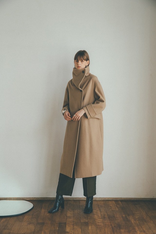 高めのスタンドカラーが映える「アップネックオーバーコート」が