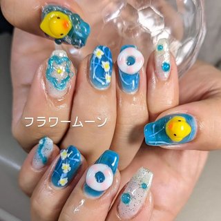 持ち込みパーツ(アヒル、浮き輪)のネイルデザイン｜ネイルブック