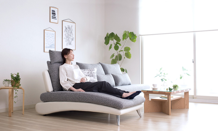 リラックスを形にした美しいカーブを描くデザイナーズソファ クルー