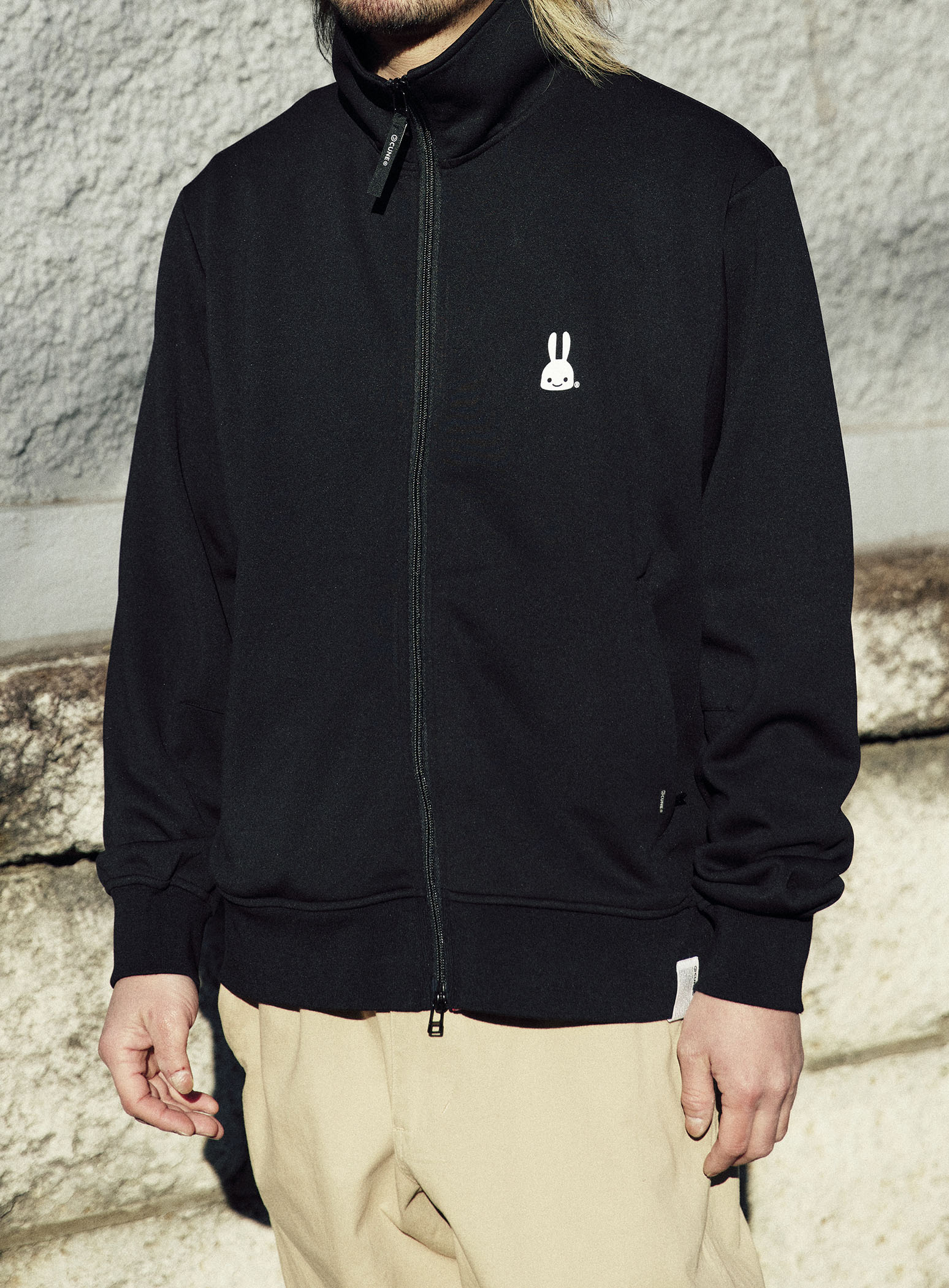 スタンドジップジャージ 文字｜ウサギがいる｜CUNE ONLINE STORE