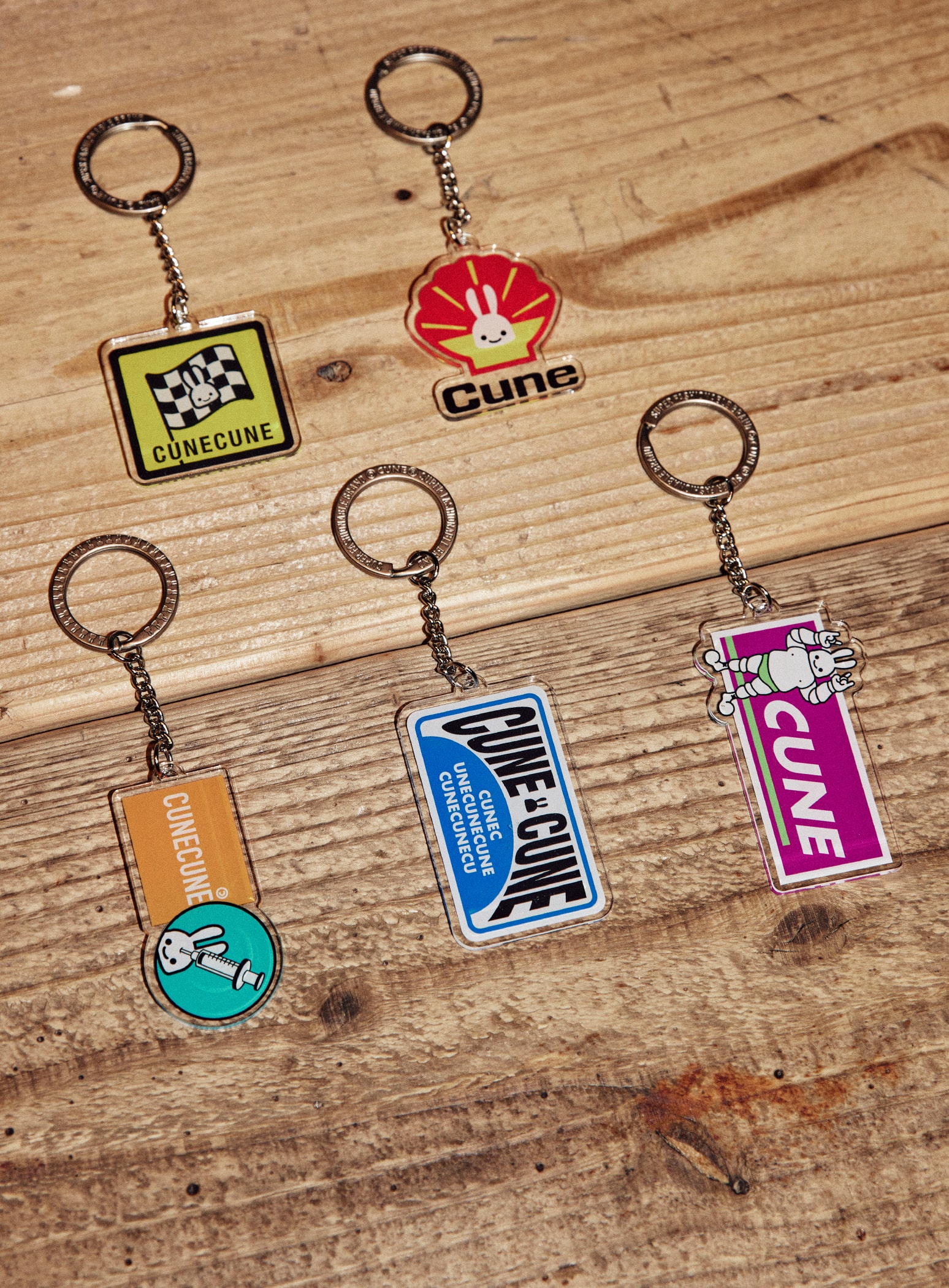 アクリルキーホルダー｜ウサギがいる｜CUNE ONLINE STORE