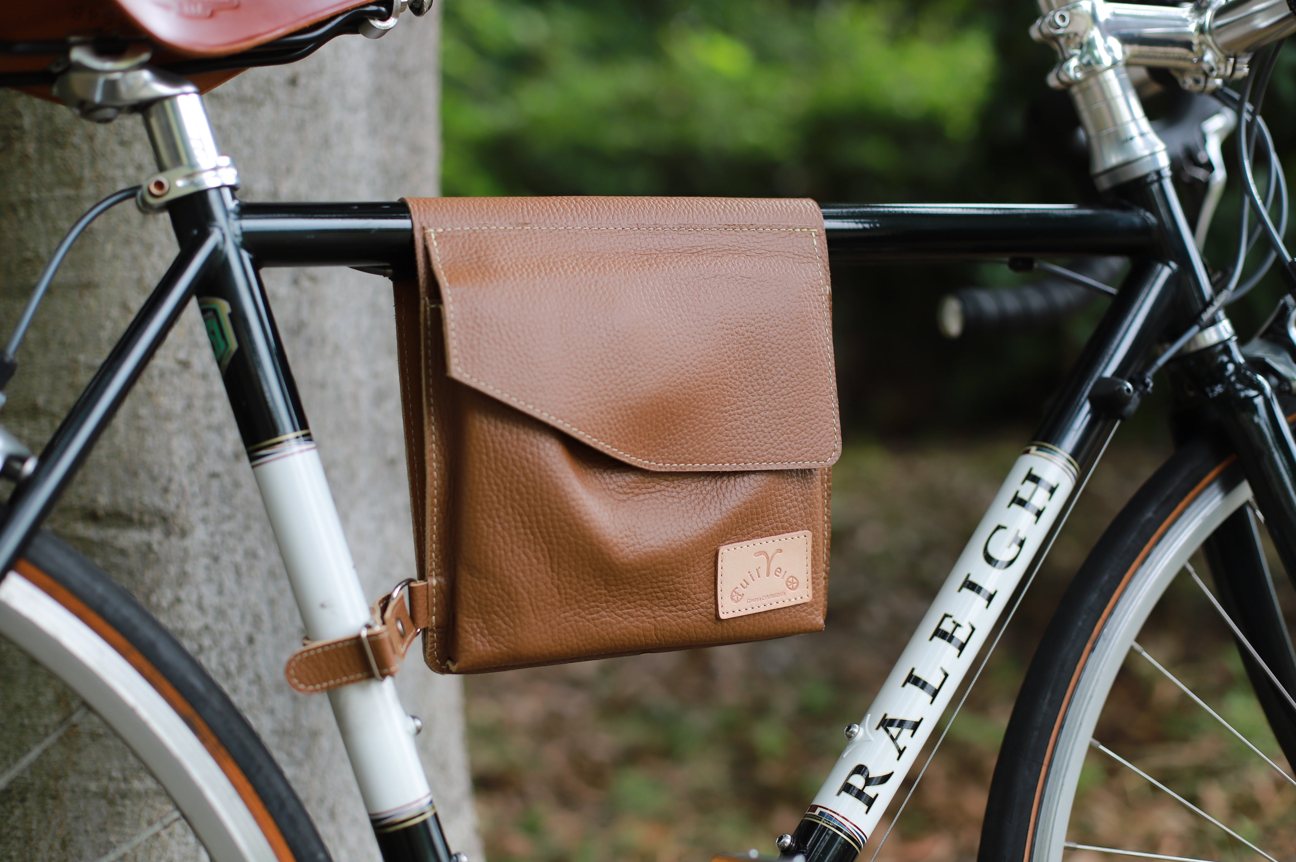 おしゃれなフレームバッグ｜レザーフレームバッグ「Charlie」をご紹介