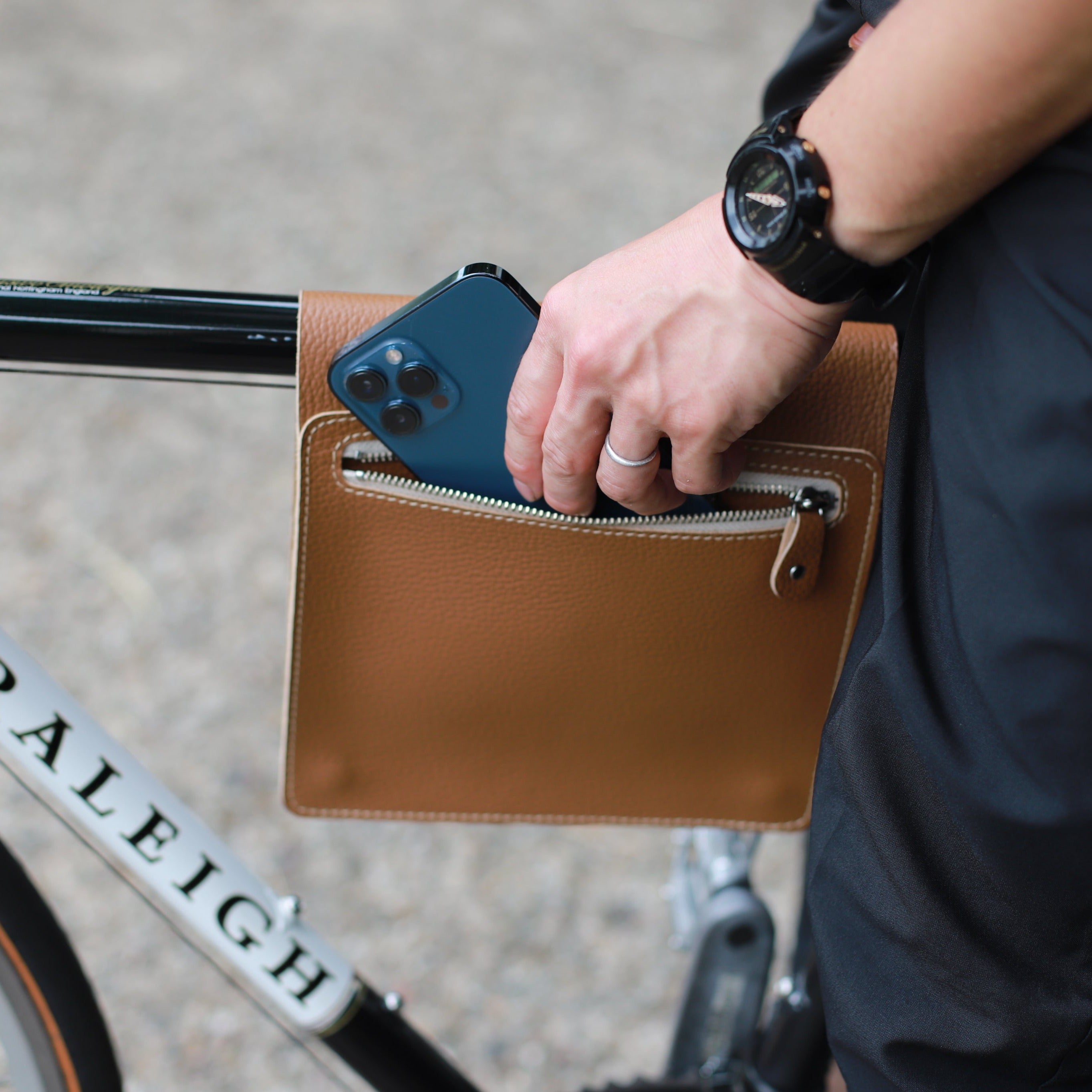 レザー フレームバッグ 「Charlie」 ｜ 自転車用 本革 – CuirVelo