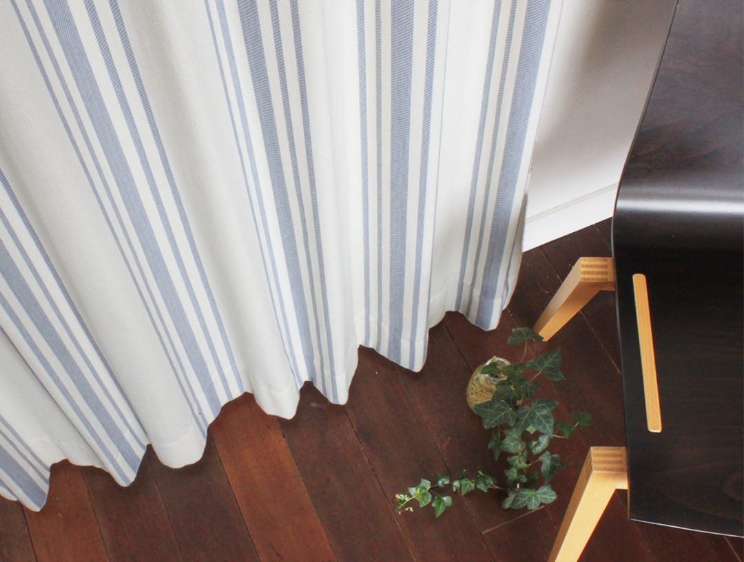 生成り色のベースにフレンチアンティークカラーのストライプカーテン