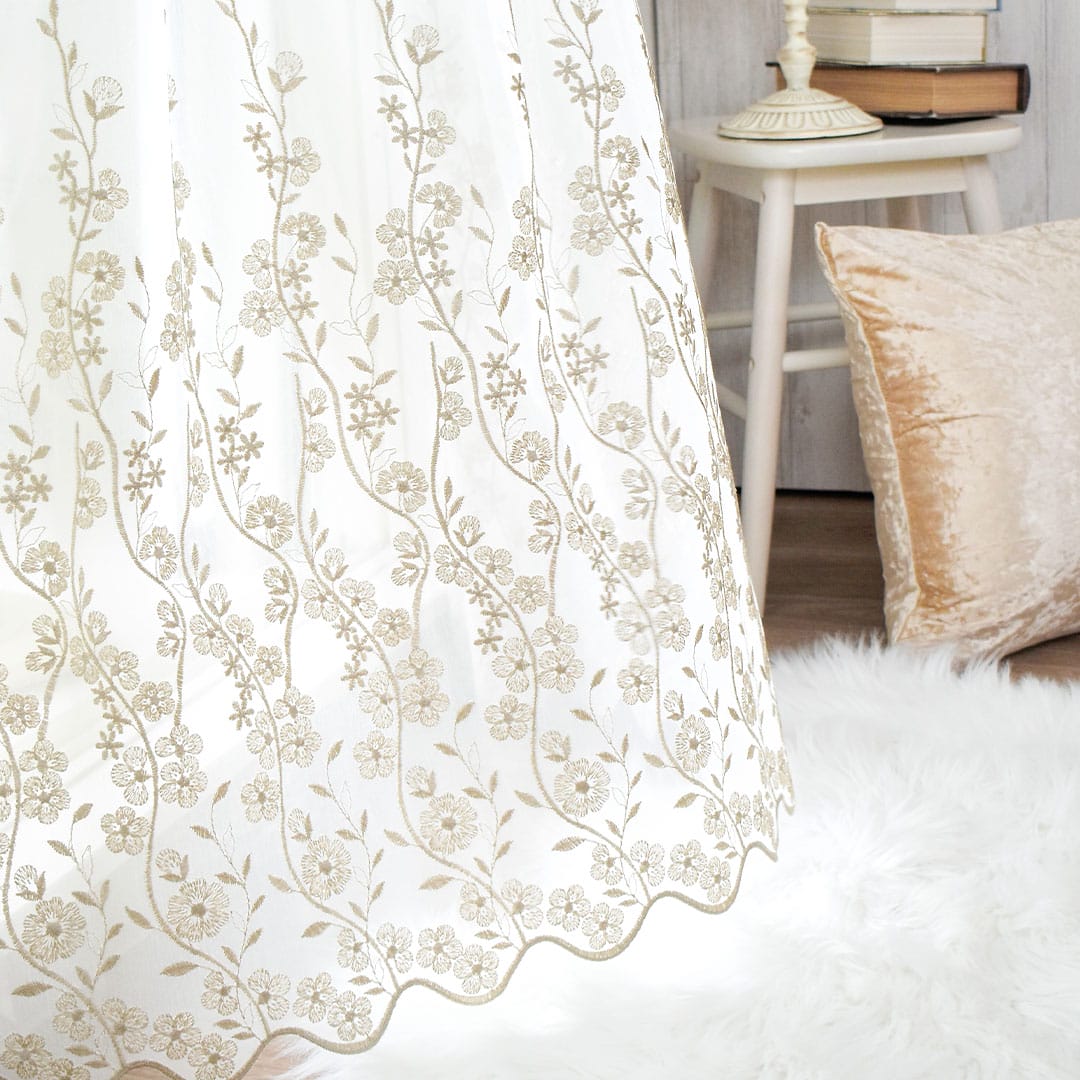 シャンパンゴールドのボタニカルデザインが美しい「フェリシア」。防炎