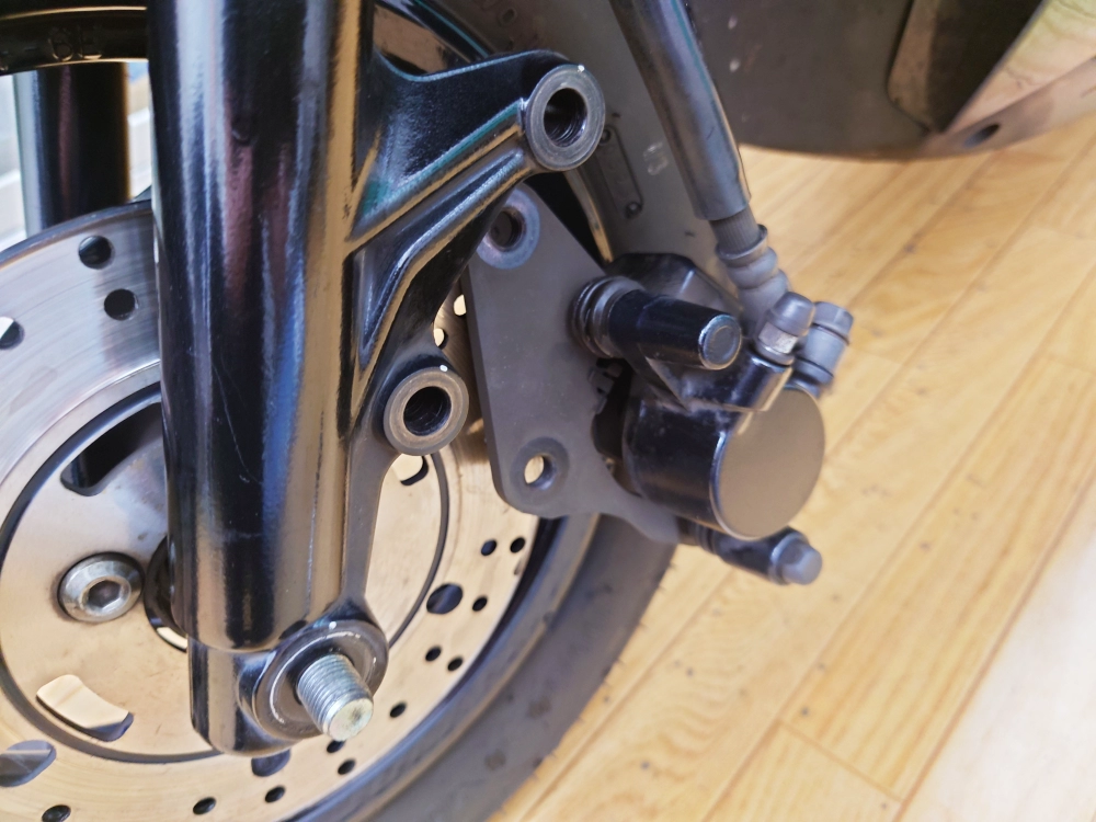 摩耗したアクシスZのフロントディスクを交換、5万キロ前後を目安に