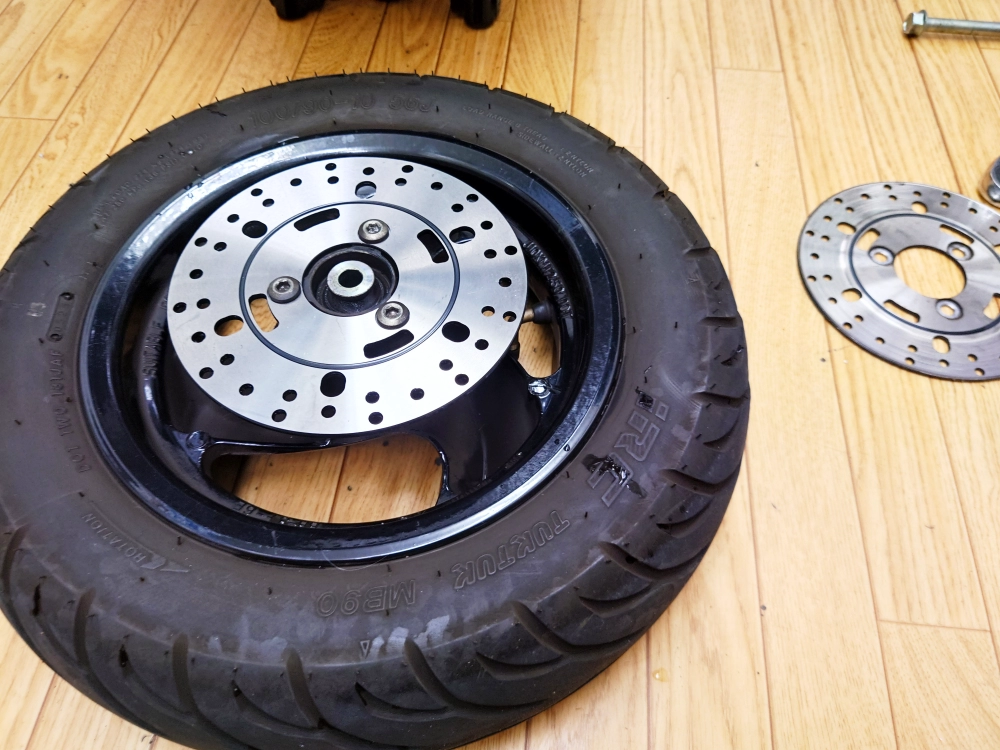 摩耗したアクシスZのフロントディスクを交換、5万キロ前後を目安に