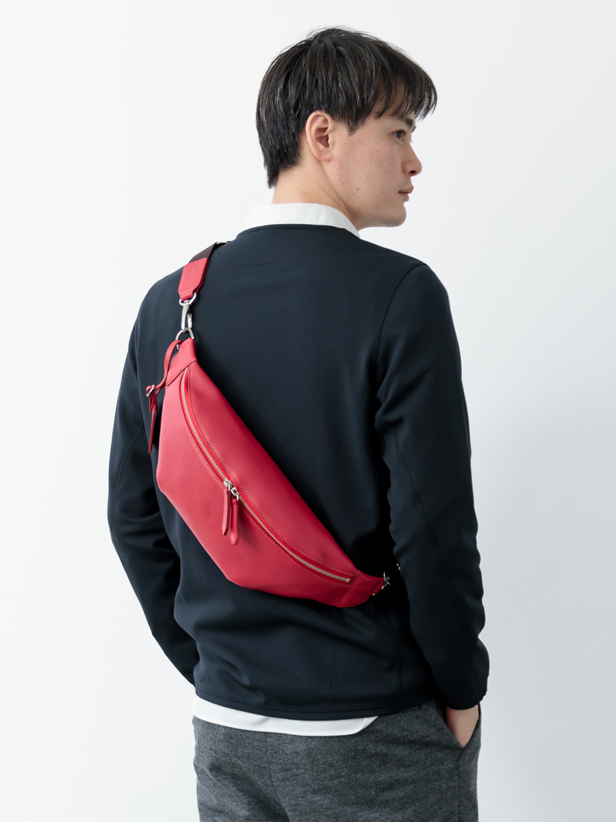 オリーブレザーボディーバッグ/レッド | Factelier (ファクトリエ)